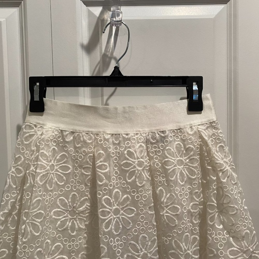 Bebe White Floral Circle Skirt w Back Zip Closure Size Medium - Picture 3 of 8
